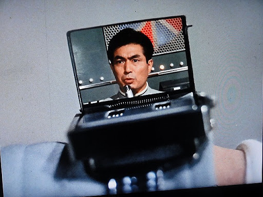 《七星俠》劇中超人警備隊用手錶進行視像通信。想不到 50 多年後 Apple Watch 還是要加個配件才能實現⋯⋯