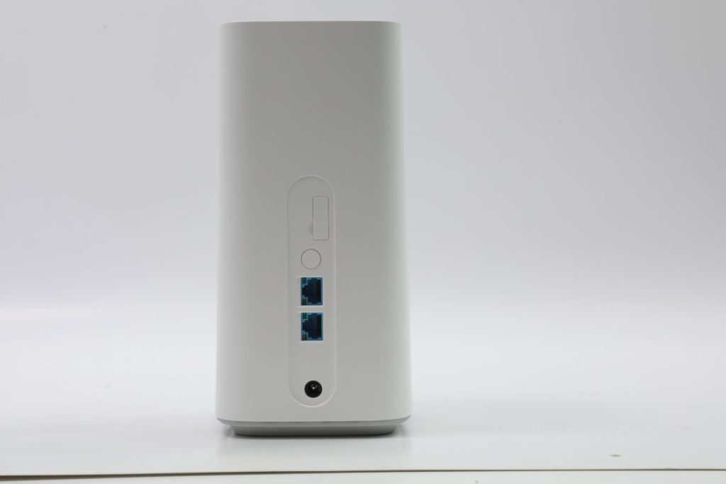 設有兩組Gigabit LAN,其中一組可設定為WAN使用。